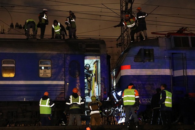 На западе Москвы столкнулись пассажирский поезд и электричка