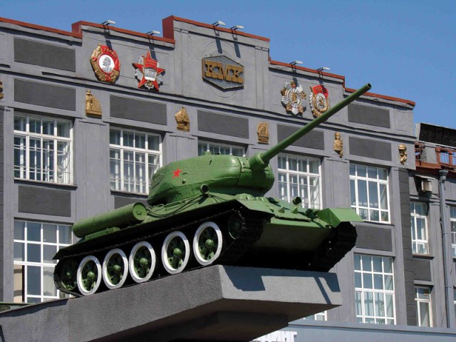 Хоть и памятник, но он живой. Т-34