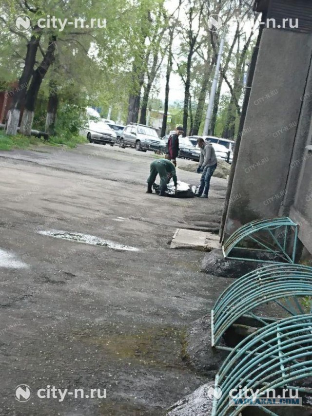 В Новокузнецке из-за визита высоких гостей медработникам пришлось нести по улице труп
