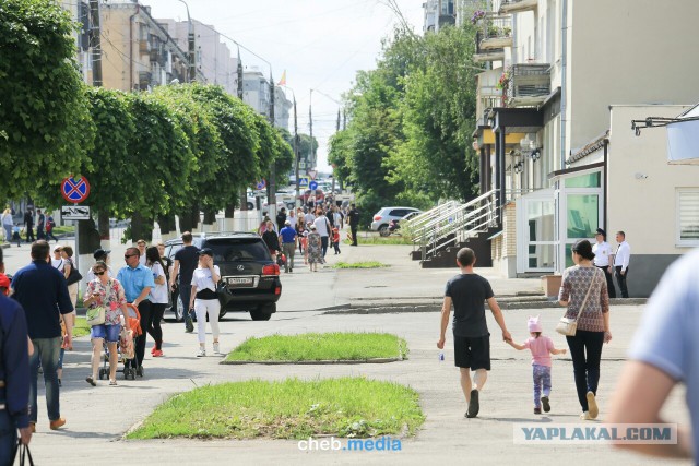 Якубович на машине на тротуаре