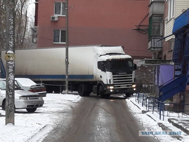 Фура на узкой улице