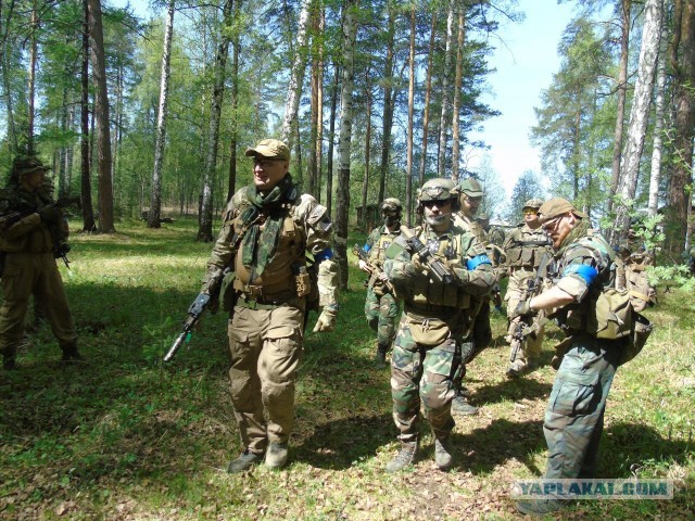В таком своеобразном костюме 17-летний Игорь сегодня пытался войти в школу 147 на Индустриальном проспекте в Петербурге