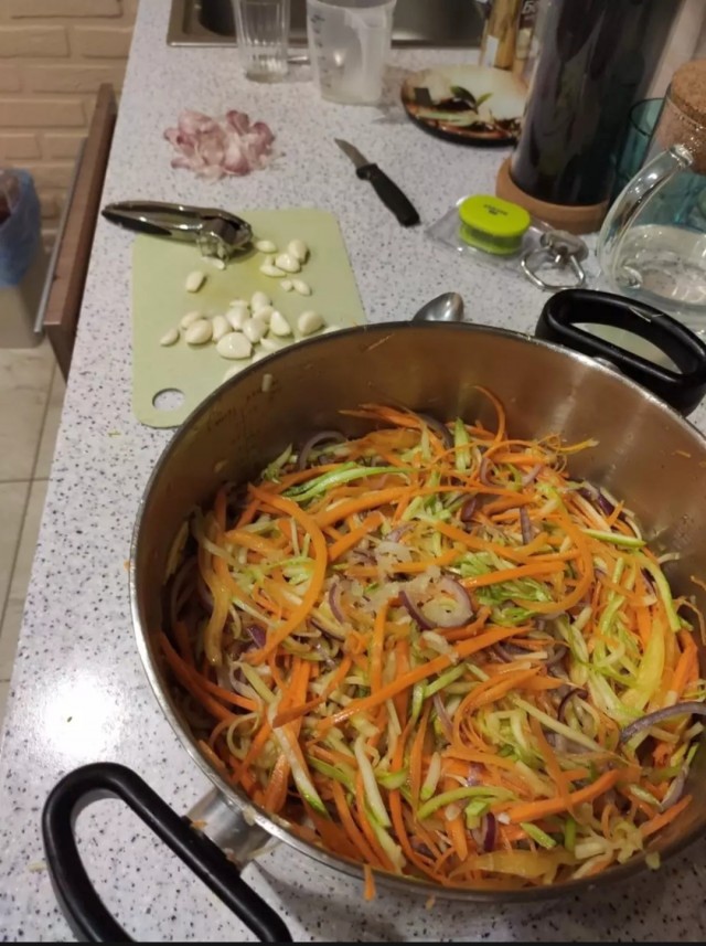 Салат из маринованных кабачков и моркови на зиму