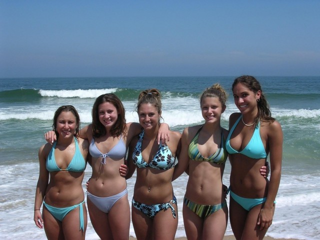 Девушки-подружки на пляжном отдыхе