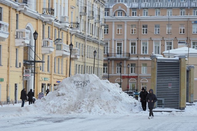 В центре Петербурга лежал огромный сугроб с оскорблением Беглова. Его начали убирать через час.