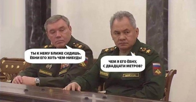 Почему Путин сидит за таким длинным столом? Чего он боится?