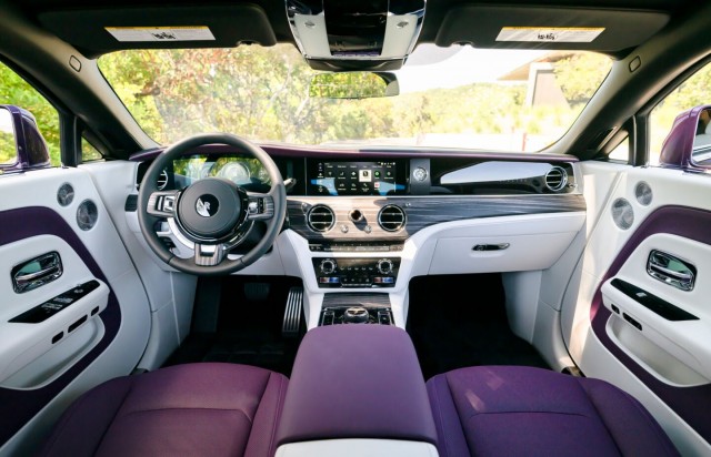 Каким получился Rolls-Royce Spectre. Первый электромобиль компании, который ждали 123 года