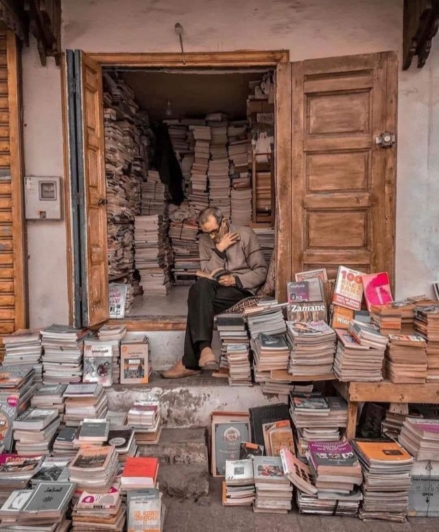 76–летний книготорговец Мохамед Азиз проводит за чтением книг от 6 до 8 часов в день