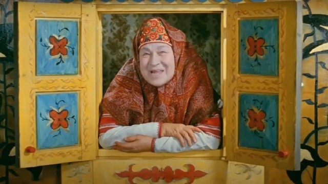 А на соседней кассе дед стоит и покупает всего одну луковицу...