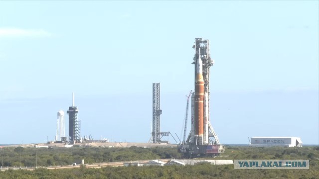 Транспортер NASA выехал за лунной ракетой.
