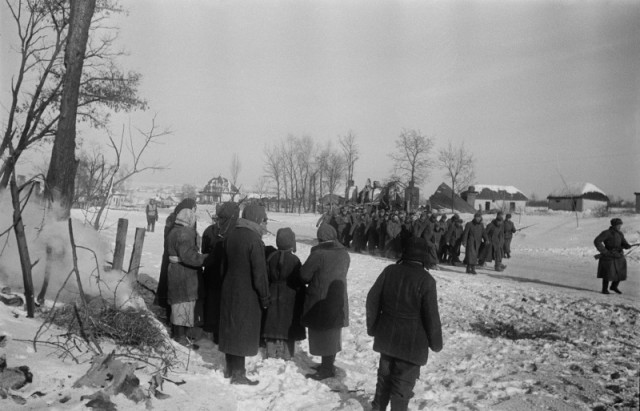 Немцы и русские в плену.