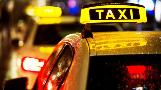 Таксист в Москве избил пассажирку за отказ переплачивать за проезд