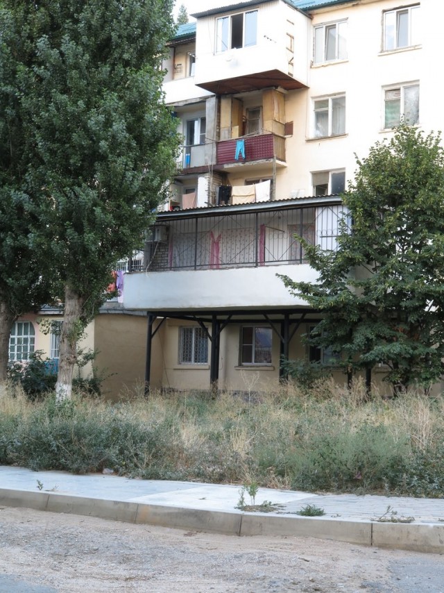В Дагестане жители МНОГОЭТАЖКИ прорыли колодцы в подвалах.