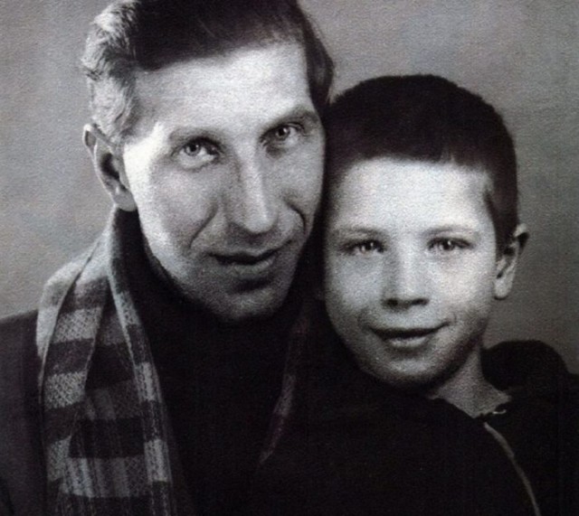Узнаваемые лица на фото..