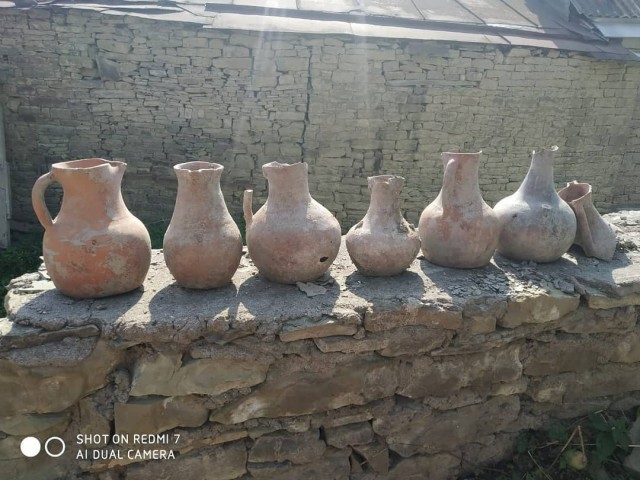 Житель Дагестана обнаружил в своем дворе древние кувшины и скелеты