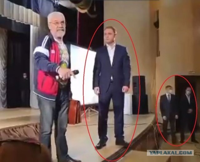 "Вася, помолчи". Смелый мужик заставил мэра Анапы выйти к людям