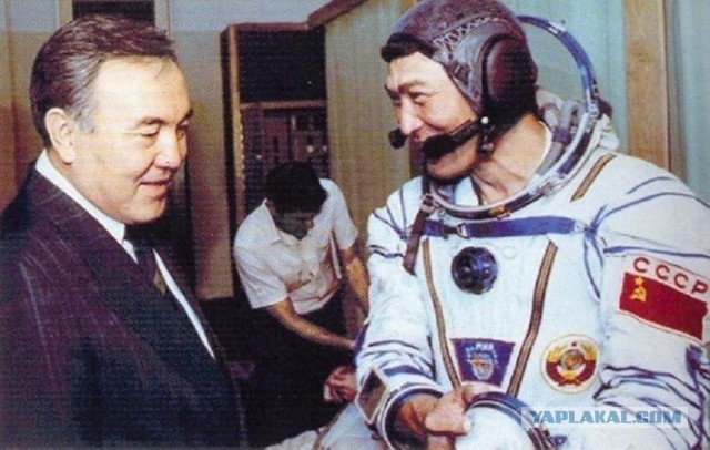 Первый космонавт-казах Токтар Аубакиров призвал ОДКБ ввести войска в Казахстан