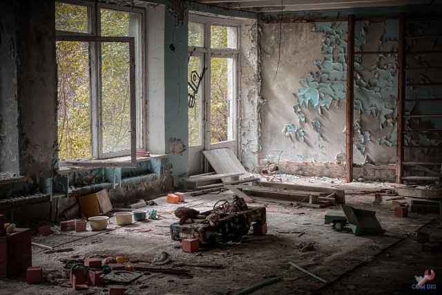 Детство, украденное мирным атомом. Заброшенный с 1986 года детский сад в Припяти