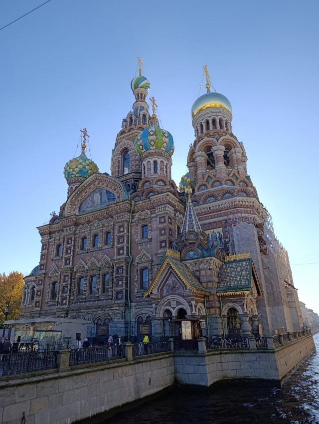 Спас на Крови в Питере остался без строительных лесов — по местной легенде, это недоброе предзнаменование.