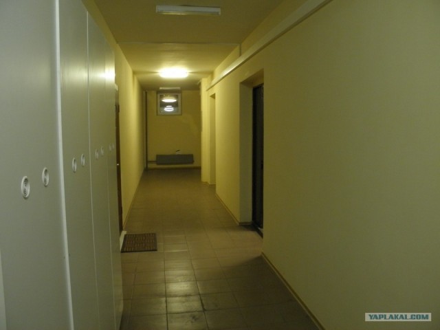 Некая страна. Подъезд некоего дома