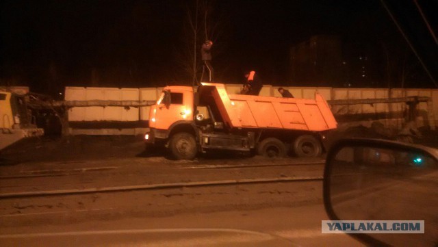 Омские дороги выглядят так, как будто там закончилась не зима, а война