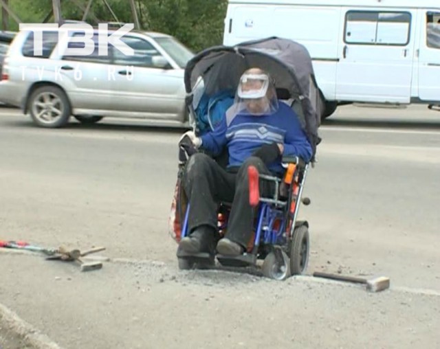В Красноярске инвалид-колясочник сломал молотком бордюр из-за того, что не мог проехать к больнице