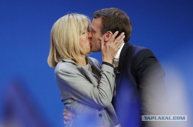 Президент Франции Эммануэль Макрон с супругой...