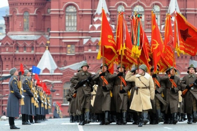 Это пародия на реальный парад — историк Спицын о действе на Красной площади