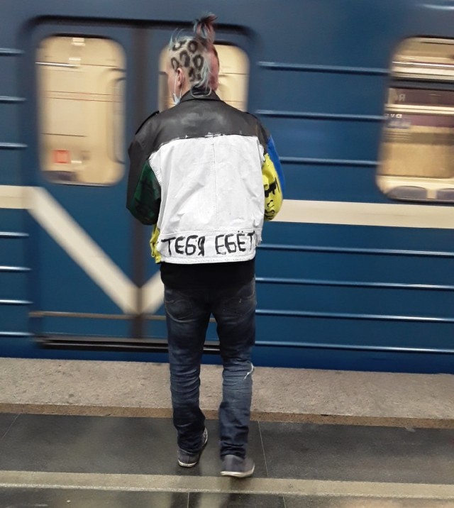 Модники, которые порой встречаются в нашем метро