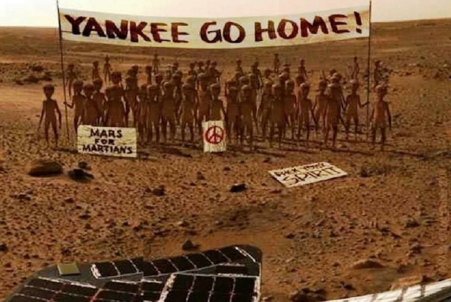 Марсоход Curiosity сфотографировал похожий на рукотворный «вход» в скалу