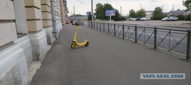 Самокатчик проиграл огромной луже