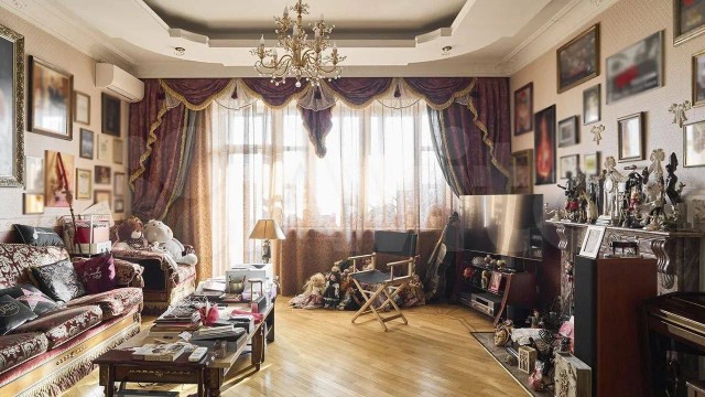 Группа из пяти человек пытается прорваться в квартиру Ларисы Долиной в Хамовниках. Мошенники заполучили ее квартиру