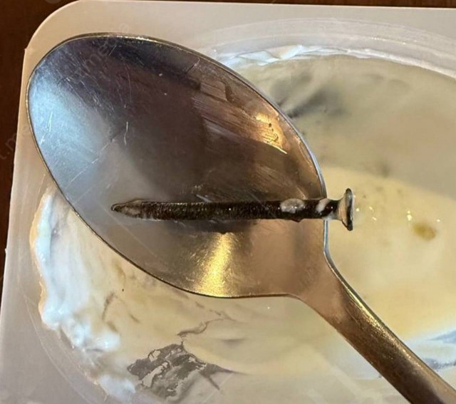 Москвичка нашла гвоздь в йогурте из ВкусВилла