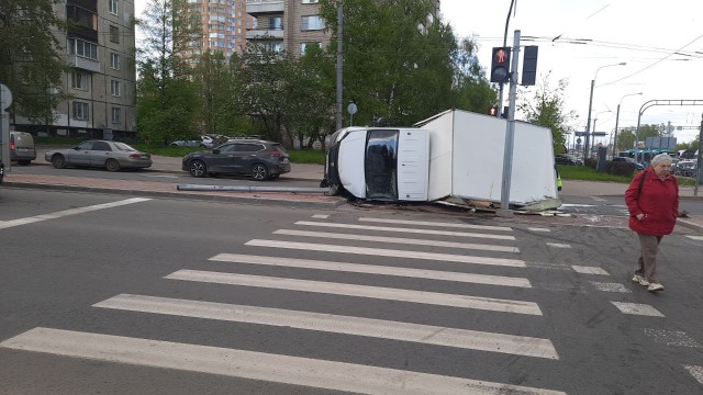 В Питере мужик угнал «Газель» с пивом, по пути выпил пару бутылочек пенного и опрокинул машину, врезавшись в столб