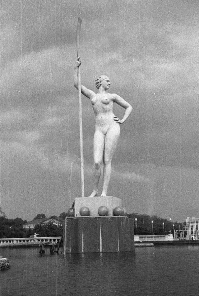 Как из Парка Горького убрали скандальную скульптуру