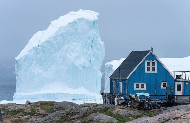 Огромный айсберг внезапно приплыл к деревне Инаарсуит в Гренландии