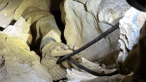 Буддийский монах на 4 дня оказался зажат вниз головой в узкой расщелине