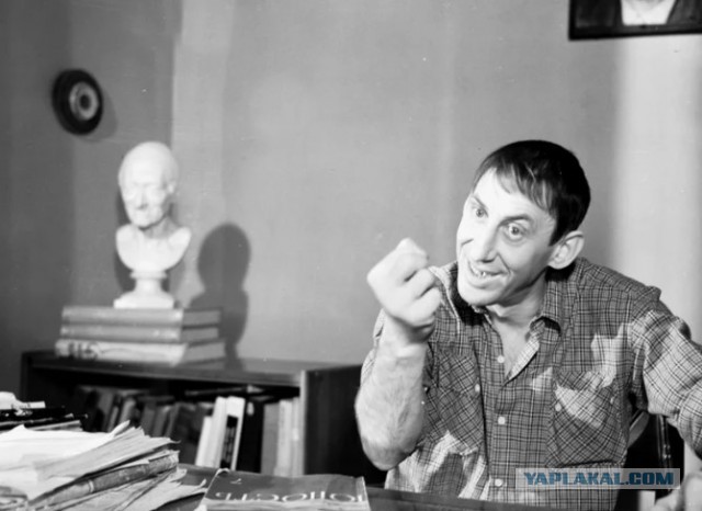 Во Владимире на девушку с верхнего этажа нассал бомж