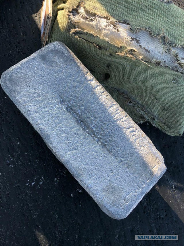 В Якутске из вылетавшего самолета АН-12 просыпалось золото. На борту его было больше чем на 21 миллиард