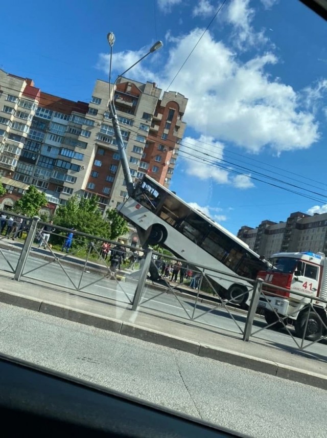 В Петербурге на Ленинском проспекте автобус-гармошка влетел в фонарный столб