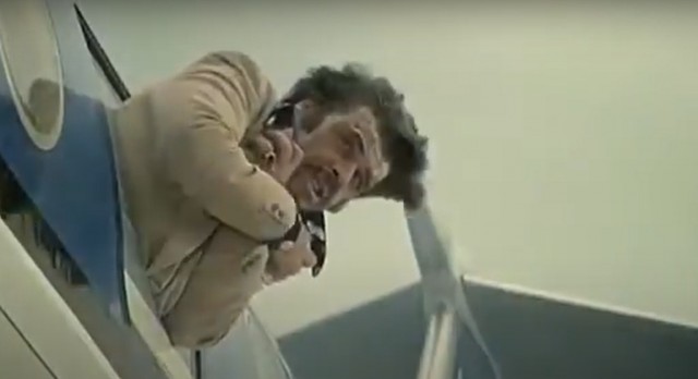 А ну закрой шторку! Оттуда ветер дует, и свет мне спать мешает! :)
