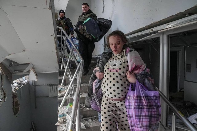 Обнаружили девушку, которую фотографы засняли на развалинах роддома в Мариуполе.