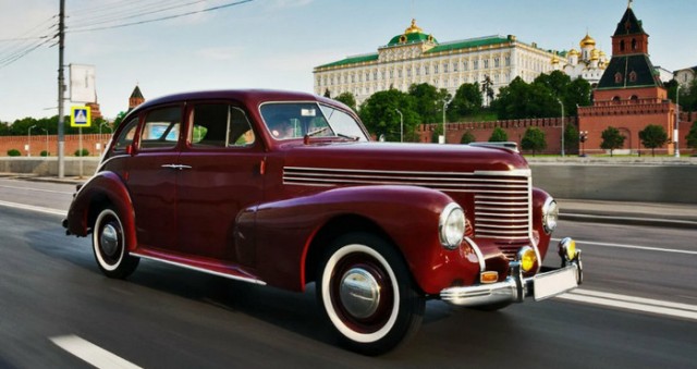 Какая красотка стоит во дворе