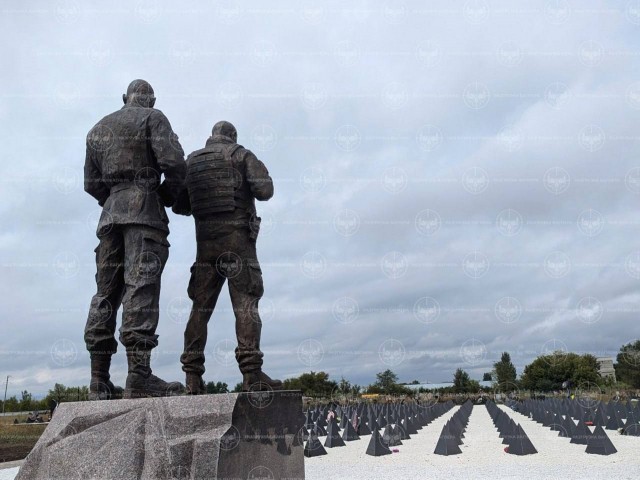 Памятник Героям России Евгению Пригожину и Дмитрию Уткину открыли на Николаевском кладбище в пригороде Самары рядом с могилами бойцов ЧВК «Вагнер»