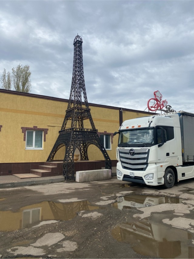 Дед возвел для внучки настоящую Эйфелеву башню