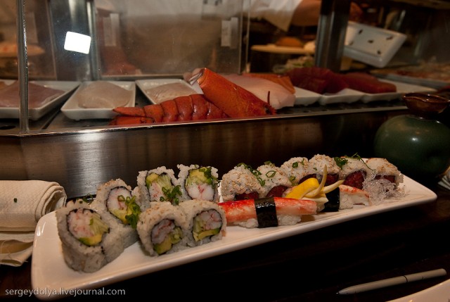 Лучший суши-бар в Вегасе и ролл "Радуга"