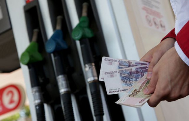 Ситуацию с ценами на бензин в Думе назвали «разбоем»