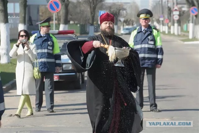 Священник на дороге