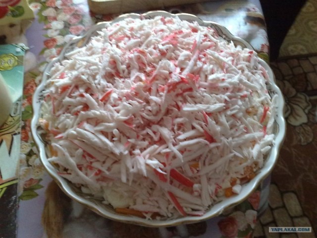 Салат из крабовых по дженибековски.