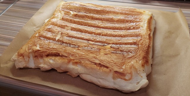 Меренговый рулет с вишней и орехами